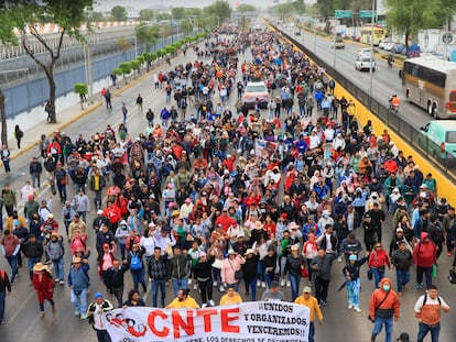 Integrantes de la CNTE bloquean los accesos del Aeropuerto Internacional de Ciudad de México, el pasado marzo.