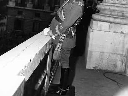 Franco se dirige a sus simpatizantes, en una fecha indeterminada, desde un balcón de la plaza de Oriente de Madrid.