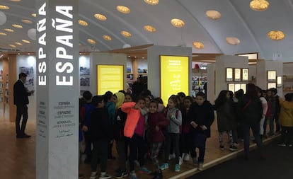 Un grupo de niños junto al pabellón de España en la feria del libro de Casablanca.