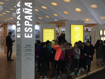 Un grupo de niños junto al pabellón de España en la feria del libro de Casablanca.