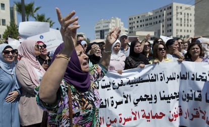 Protesta de mujeres en Ramala por la muerte de Israa Ghrayev, el 2 de septiembre.