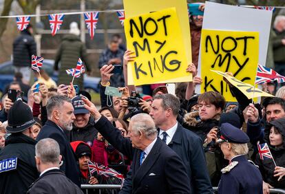 Carlos III ignora a los manifestantes, que portan pancartas con el lema "No es mi rey".