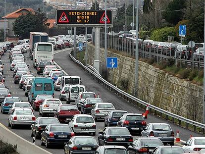 La carretera de A Coruña (A-6) registró atascos de 20 kilómetros durante toda la mañana del Jueves Santo.