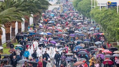 La procesión de la Santa Faz de 2022, que se celebró bajo un mar de paraguas por la lluvia.