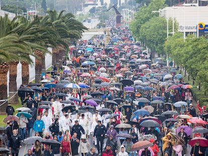 La procesión de la Santa Faz de 2022, que se celebró bajo un mar de paraguas por la lluvia.