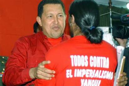 Hugo Chávez abraza a un universitario paraguayo en Asunción.