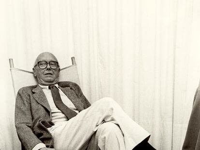 Alfonso Milà, en la silla <i>Barceloneta</i> en 1985.