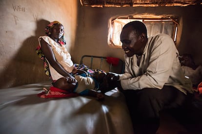 Una familia de refugiados recién llegada de Sudán recibe atención médica en una pequeña clínica de Yida regentada por una ONG local. La localidad se ha convertido en un gran asentamiento de más de 70.000 refugiados sudaneses donde incluso hacen sus negocios desde que Sudán del Sur obtuvo su independencia en julio de 2011. Por primera vez desde entonces, las fronteras entre ambos países van a abrirse oficialmente y se permitirá el paso regular de ciudadanos de ambos países.