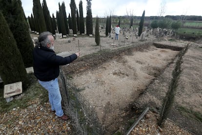 Carlos Sanz, frente a una de las zonas excavadas. Son visibles los hoyos que quedan tras extraer los ajuares y los restos humanos.