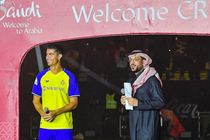 Cristiano Ronaldo, durante su presentación con el Al Nassr, este martes en Riad.