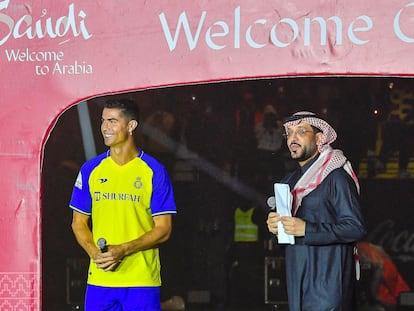 Cristiano Ronaldo, durante su presentación con el Al Nassr, este martes en Riad.