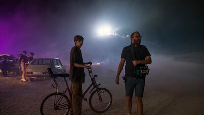 El actor Pau Gimeno y el director Fernando González Molina en el rodaje de la segunda temporada de 'Paraíso', en Chinchón.