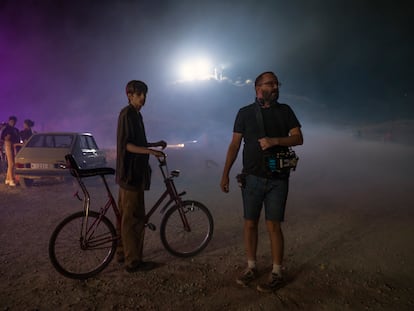 El actor Pau Gimeno y el director Fernando González Molina en el rodaje de la segunda temporada de 'Paraíso', en Chinchón.