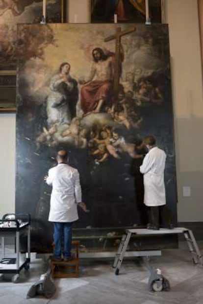 Restauración de 'El jubileo de la Porciúncula', obra de Murillo, en la sala Murillo del museo de Bellas Artes en Sevilla.