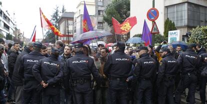 Castristas y disidentes se han enfrentado hoy ante la embajada de Cuba en Madrid ante lo que la Policía ha tenido que intervenir.