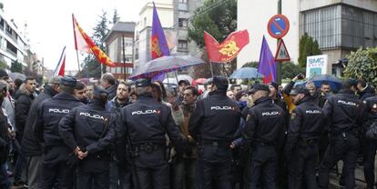 Castristas y disidentes se han enfrentado hoy ante la embajada de Cuba en Madrid ante lo que la Polic&iacute;a ha tenido que intervenir. 