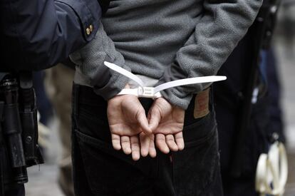 Un manifestante de 'Ocupa Wall Street', esposado tras ser detenido en una nueva jornada de protestas.