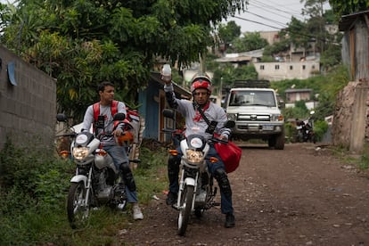 El dengue es una infección vírica que se transmite por la picadura de mosquitos infectados. Se da sobre todo en zonas urbanas de climas tropicales.