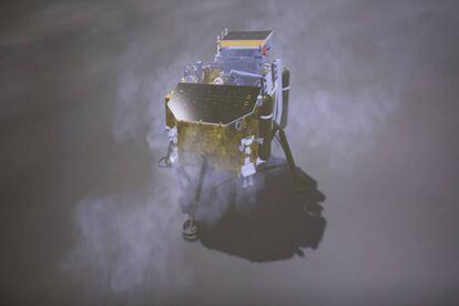 Desde entonces se buscó el momento idóneo para el aterrizaje, porque la parte no visible del astro tiene periodos de día y noche que duran unos 14 días terrestres y se necesitaba la luz solar para que tanto el módulo de alunizaje como el vehículo móvil de exploración funcionaran como estaba previsto. En la imagen, recreación de la nave 'Chang'e-4' en la Luna facilitada por el Centro de Ingeniería Espacial y Exploración Lunar de la Administración Nacional Espacial de China.