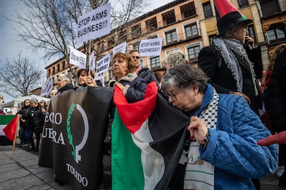 Mujeres de Negro contra la Guerra se suman a la convocatoria nacional de concentraciones contra la intervención del ejército de Israel en Gaza, este sábado en Toledo. 