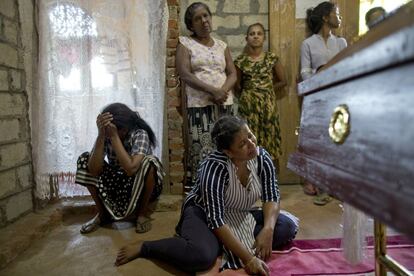 Familiares lloran este lunes junto al ataúd con los restos de Sneha Savindi, una niña de 12 años, que fue víctima del atentado del domingo de Pascua cuando regresaba a casa en Negombo.