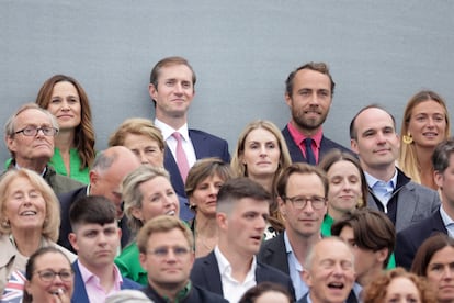 En la última fila, Pippa Middleton y su marido, James Matthews, así como James Middleton y su esposa, Alizée Thevenet, durante las celebraciones del Jubileo de Platino de Isabel II.
