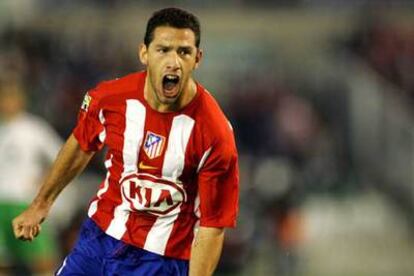 Maxi Rodríguez celebra su primer gol en la Liga como jugador del Atlético, ayer en Santander.