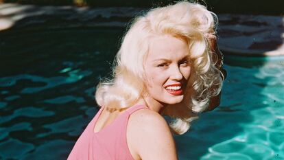 Mamie Van Doren fotografiada en 1955, cuando intentaban hacer de ella un producto claramente inspirado en Marilyn Monroe.