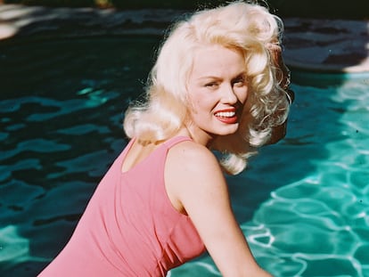 Mamie Van Doren fotografiada en 1955, cuando intentaban hacer de ella un producto claramente inspirado en Marilyn Monroe.