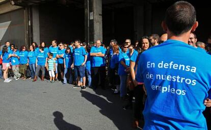 Exempleados de Edesa se concentran frente a la factoría en Basauri.