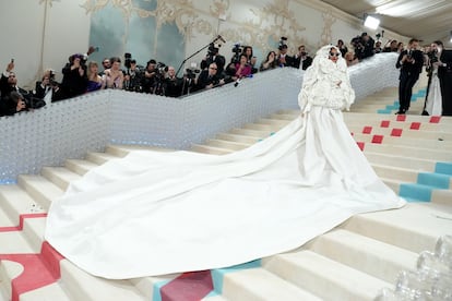 A su llegada a las escaleras del Met en 2023 la artista lució una teatral capa con larga cola cuajada de flores, con guantes y unas llamativas gafas, ambos complementos en recuerdo de dos de los accesorios favoritos del 'Káiser'.