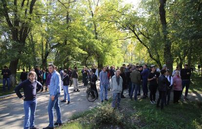 Un grupo de vecinos se congrega en los alrededores del instituto politécnico de la ciudad de Kerch.