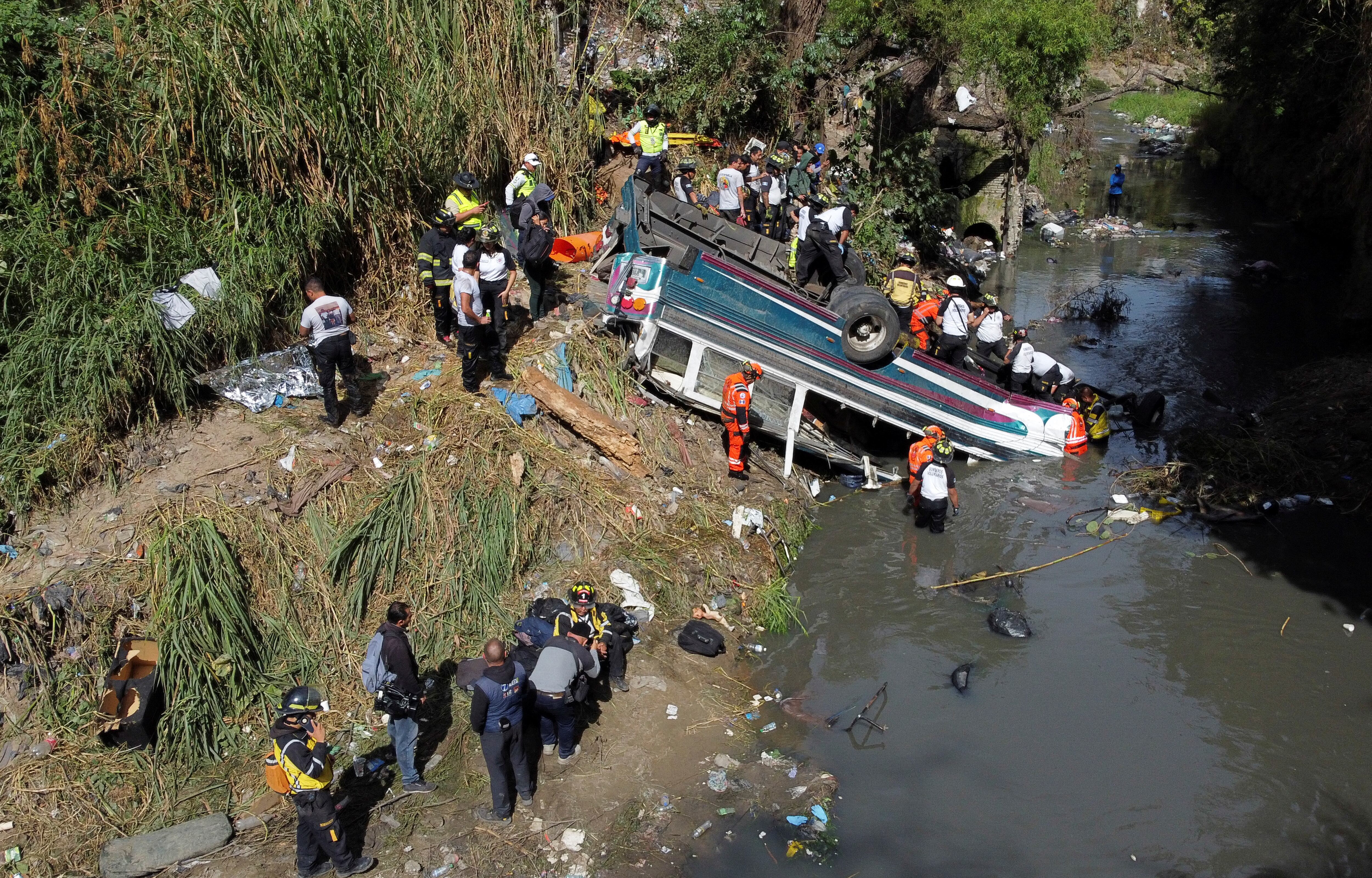 Más de 50 muertos al precipitarse un autobús por un barranco en Ciudad de Guatemala
