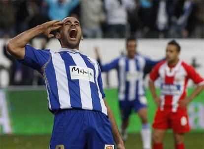 Salva Ballesta celebra su primer gol con un saludo militar.