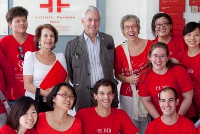 El nobel de literatura peruano Mario Vargas Llosa y su esposa posan con personal del Instituto Cervantes durante la celebración del 'Día E' en Pekín, China.