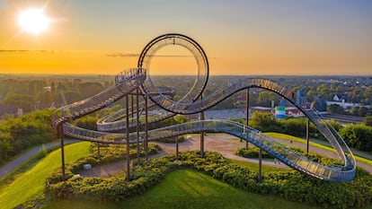 La montaña rusa Tiger and Turtle, en la ciudad alemana Duisburgo, los arquitectos Heike Mutter y Ulrich Genth.