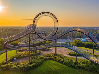 La montaña rusa Tiger and Turtle, en la ciudad alemana Duisburgo, los arquitectos Heike Mutter y Ulrich Genth.