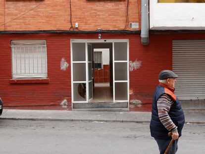 Un hombre pasa por el portal, donde una mujer embarazada resultó herida por arma de fuego el pasado lunes en La Vall d’Uixó (Castellón).
14 FEBRERO 2023;CASTELLON;EMBARAZADA;HERIDA;ARMA DE FUEGO;GUARDIA CIVIL;HERIDA;ESTADO CRITICO;HOSPITAL
Carme Ripollés / Europa Press
14/02/2023