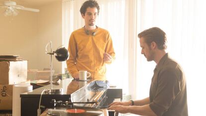Damien Chazelle dirige a Ryan Gosling en el rodaje de 'La ciudad de las estrellas'.