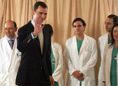 El Príncipe, acompañado por el equipo médico que atendió a doña Letizia, informa a los medios de comunicación de los detalles del nacimiento.