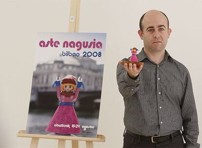 José Antonio Arrieta posaba ayer junto a su cartel con una figura como la que ha usado.