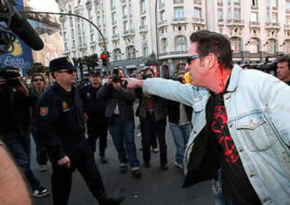 Un manifestante herido se encara con la policía ante el Hotel Palace de Madrid después de una carga de los antidisturbios. Los incidentes entre manifestantes y las fuerzas de seguridad fueron constantes durante la jornada del 20 de marzo.