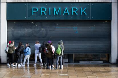 Una tienda de la firma Primark reabre en Edimburgo, Escocia, el pasado lunes.