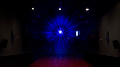 Un proyector ilumina las butacas del Cine Alfonsetti, en Betanzos, este pasado invierno.