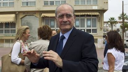 El alcalde de Málaga, Francisco de la Torre, en la barriada de El Palo.