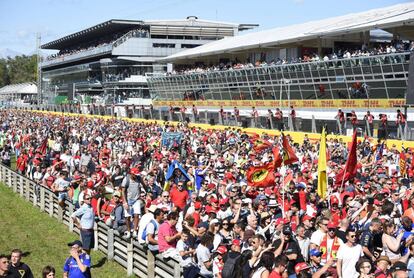 Los aficionados de Ferrari celebran la segunda plaza de Vettel en la pista del circuito de Monza