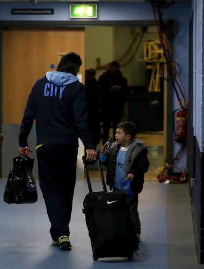 El defensa argentino del Manchester City, Demichelis, de 30 años, se dirige a recoger su coche por los interiores del estadio Etihad tras concluir el partido que enfrentó a su equipo con el equipo londinense del Chelsea.