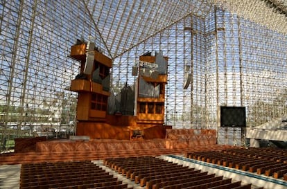 Interior de la Catedral de Cristal, proyectada por el arquitecto Philip Johnson.