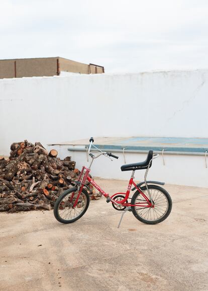 Su bicicleta de cuando era niña, en el patio de su casa de campo.