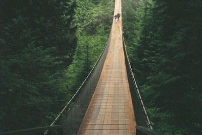 Es un puente colgante a 70 metros de altura que cruza 135 metros sobre el río Capilano en medio de un bosque.